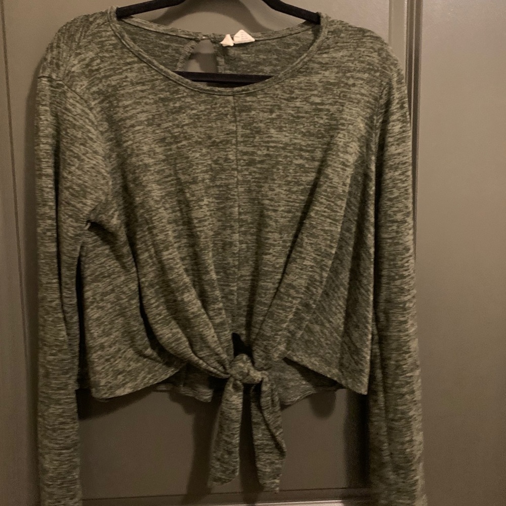 Tilly’s army green long sleeve cropped tee